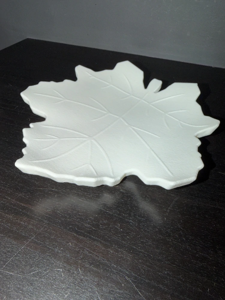 Dekorativní odkládací miska ve tvaru listu (16x17 cm)