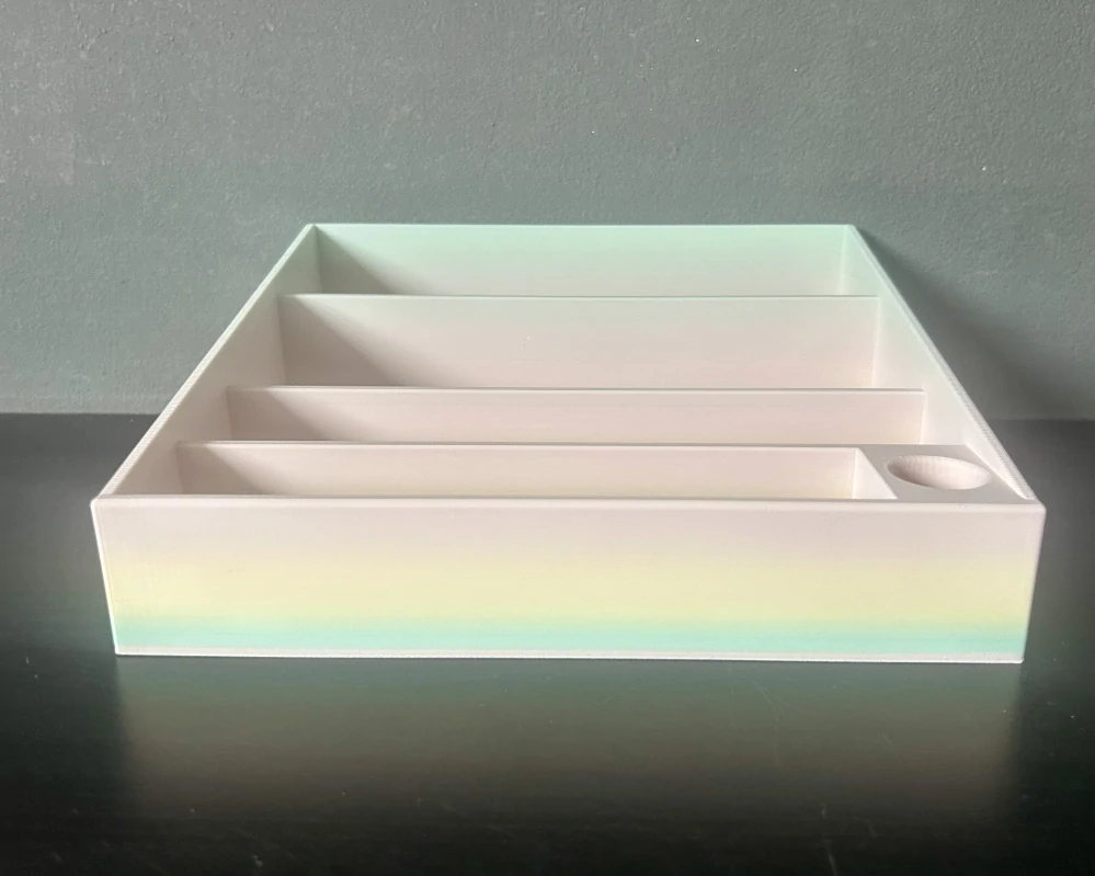 Stojan na knihy s integrovaným stojánkem na tužku – duhový