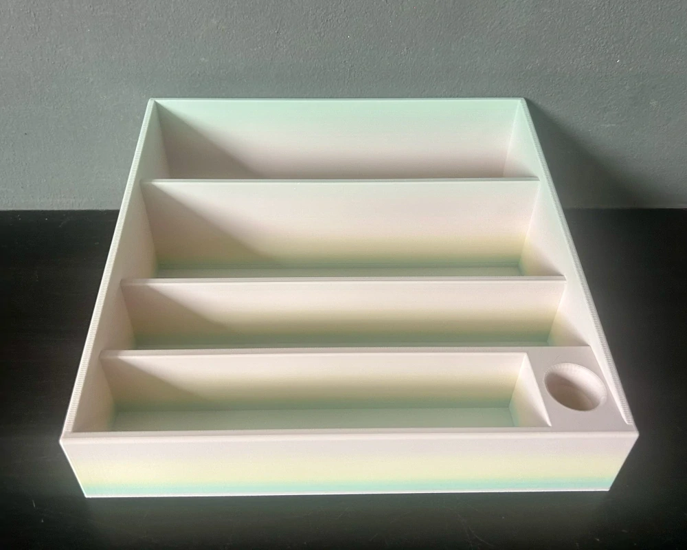 Stojan na knihy s integrovaným stojánkem na tužku – duhový