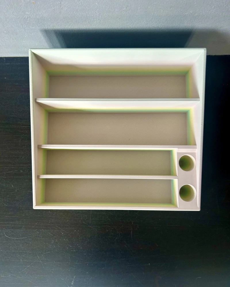 Stojan na knihy s integrovaným stojánkem na 2 tužky – duhový