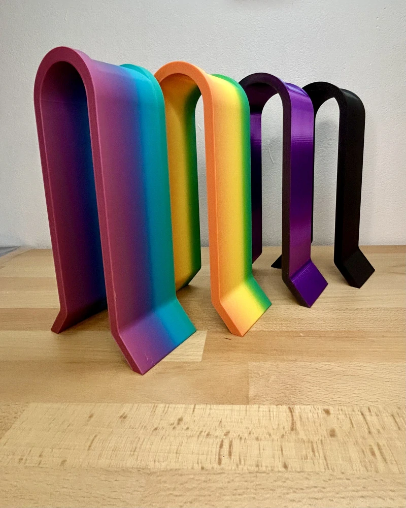 Stojánek na sluchátka - duhový