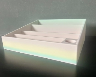 Stojan na knihy s integrovaným stojánkem na tužku – duhový