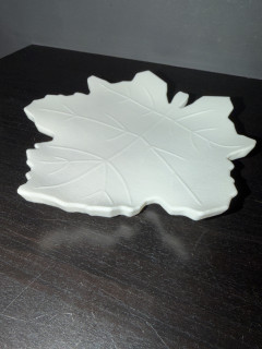 Dekorativní odkládací miska ve tvaru listu (16x17 cm)